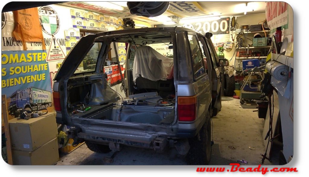 cutting rear body of range rover