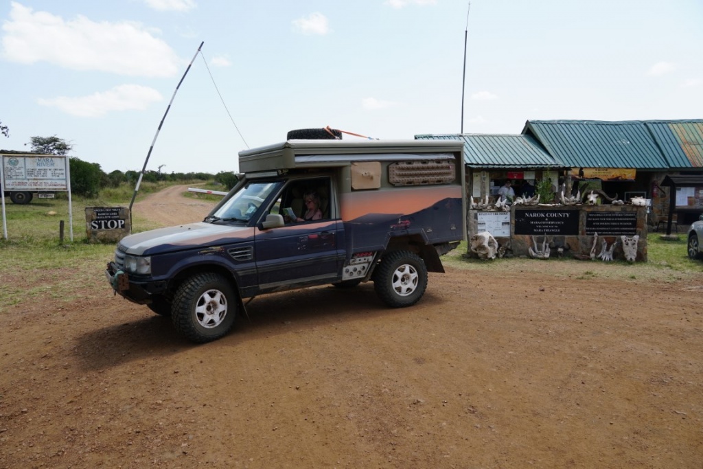 Mara bridge hippo pools Land rover