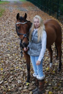 Tioren modelling the beautiful pearl browband .